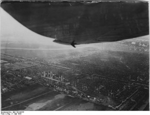 Berlin, Tempelhofer Feld (Quelle: Bundesarchiv, Bild 102-02375 / CC-BY-SA, http://commons.wikimedia.org/wiki/File:Bundesarchiv_Bild_102-02375,_Berlin,_Tempelhofer_Feld.jpg)