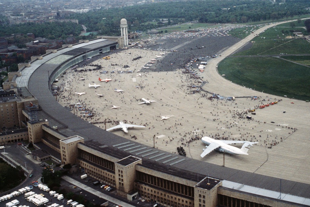 Luftaufnahme vom Flughafen Berlin-Tempelhof am Tag der offenen Tür 1984 (TSGT Jose Lopez Jr., US Air Force. Public Domain, 11.5.1984,)